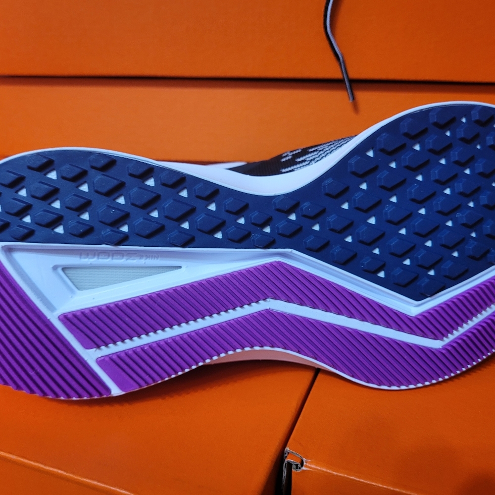 Nike shoes - Picture 2 of 2